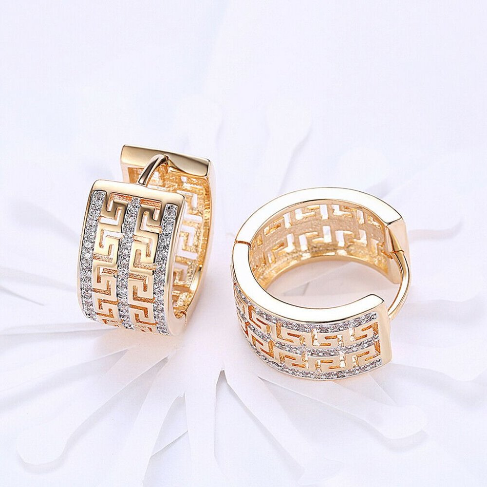 New 18K Gold Plated Huggie Hoop Earrings - Picture 4 of 4
